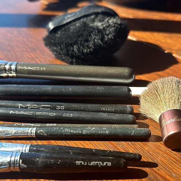 5 MAC brushes + 1 MAC body powder puffer + 2 SHU UEMURA + 1 Guerlains. 10 total - Picture 8 of 15